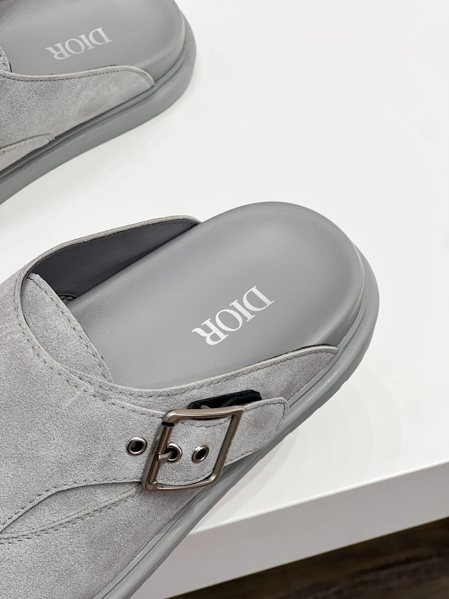 Men's Men's Shoes 💰360 [New Style] 🐝🐝2025ss Dior's latest men's slippers are a must-have. Dior Alias ​​Men's Genuine Leather Slippers This summer new Alias ​​sandal embodies a casual and elegant style. Carefully crafted from grained cow leather and Oblique printed fabric, with cowhide lining! Cross-strap design with metal-clad brass CD Diamond logo. The imported cowhide leather and rubber sole adds sophistication and comfort, while Oblique print-effect anti-slip panels add style. Code: 38-44 (45 can be customized